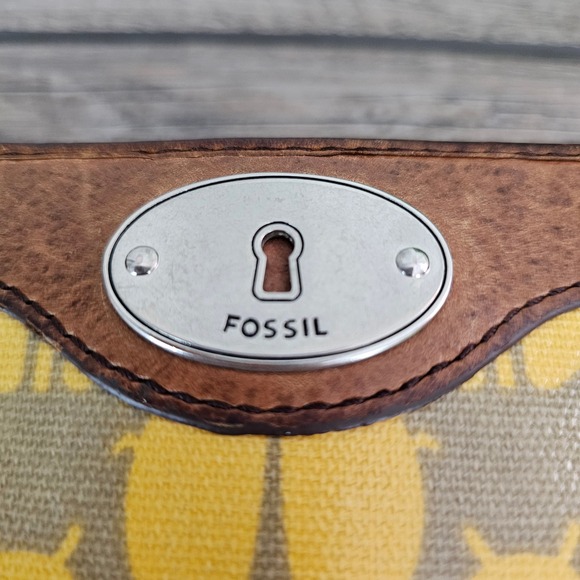 Fossil Key-Per Wallet Yellow Brown Beetle‎ Print Retro Mod Zip Around Coated - Picture 8 of 8